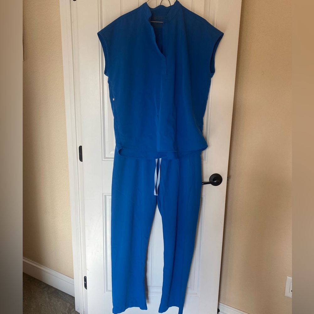 Blue Figs brand scrub set